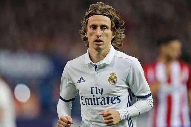 摩根：梅西最近也做了类似的肘击动作，却没人采取任何行动